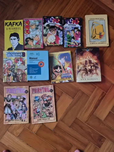 Lote de mangas e livros