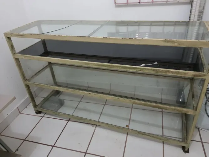 Vendo  balcão vitrine estrutura ferro com vidros  R$.499,