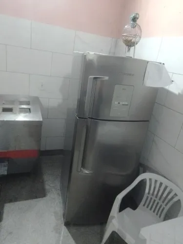 Geladeira semi nova com único defeito está sem gaz mas funciona 