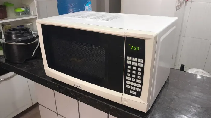Microondas Philco 20 Litros. Excelente estado e tudo funcionando.