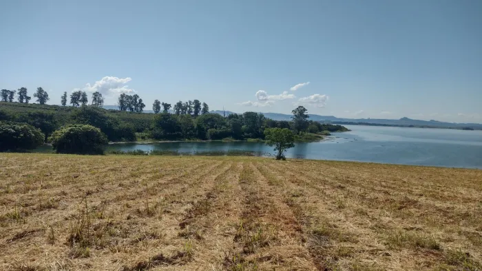Vende-se 3.160 M2 a Beira da Represa em Carlopolis PR
