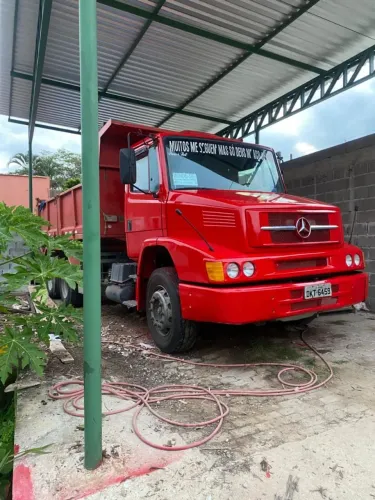 Caminhão caçamba 