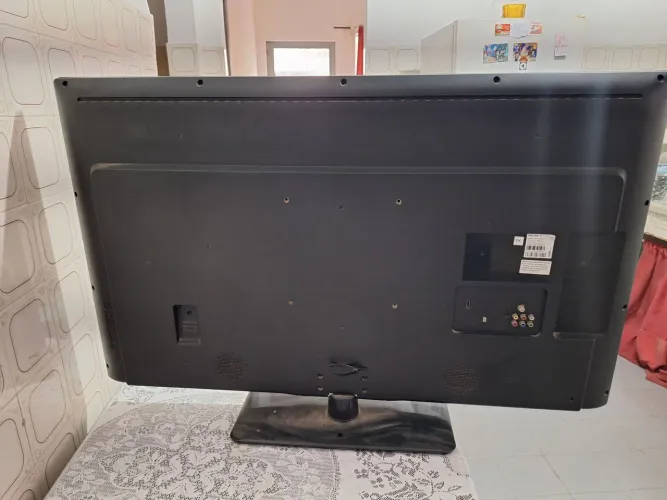 Vendo tv 50 polegadas ( não liga,e não procurei saber o motivo e nem por pra consertar.