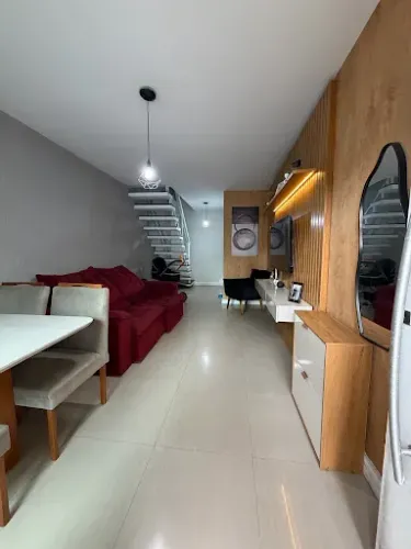 Casa Triplex Independente à Venda no Bairro Antonina 2 Suítes, Terraço Gourmet e Garagem