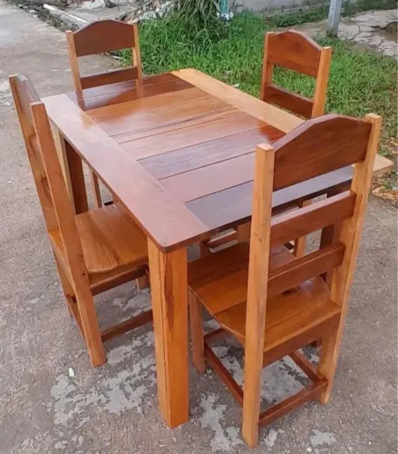 MESA COM 04 CADEIRAS DE MADEIRA 