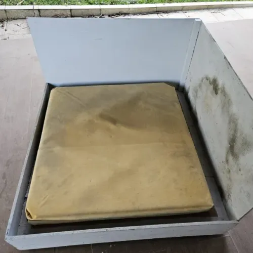 Cama de madeira para cachorro de grande porte