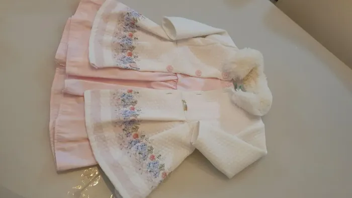 Conjunto, vestido com sobretudo!
