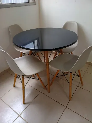 Mesa 4 lugares com cadeiras