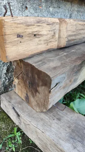 7 bancas, 13 caibros em madeira demolição peroba e canela raridade peças únicas