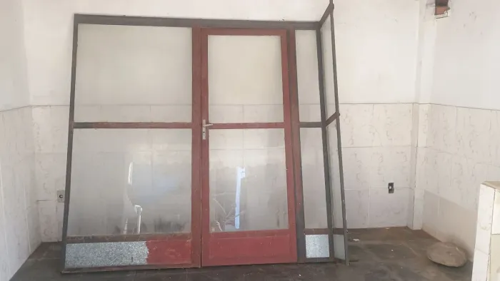 Porta de ferro com bandeira e vidro