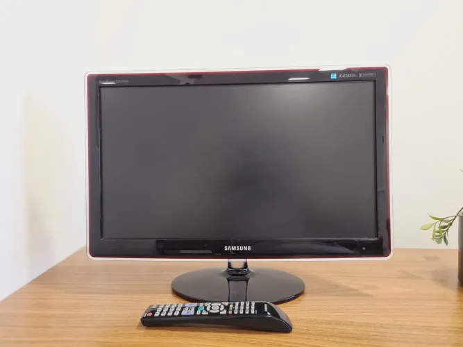 TV Monitor Samsung 24? P2470HN - Em perfeito estado com base.