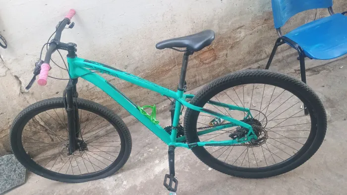 Bike com pneu furado e precisando regular freios e machas