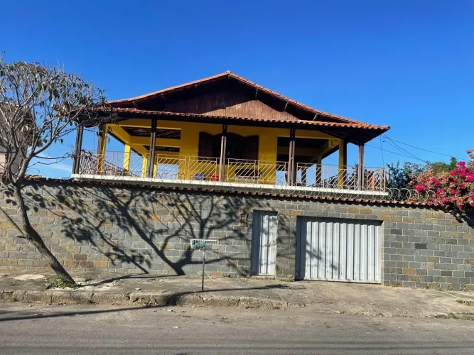 Excelente casa 2 pavimentos à venda com 3 quartos 02 suítes São João Batista