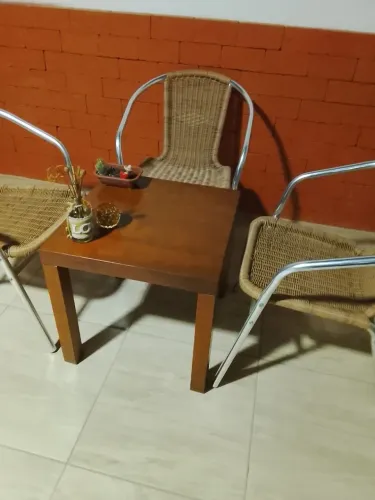 VENDO JOGO DE CADEIRAS DE VIME COM ALUMÍNIO E UMA MESA DE CENTRO DA ##ETNA##