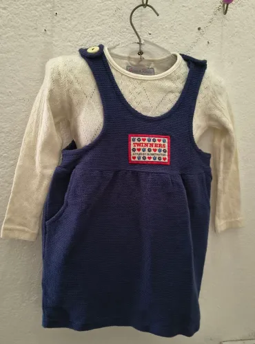 VESTIDO JARDINEIRA+BLUSA MANGA LONGA (NOVA) - TAM. 6