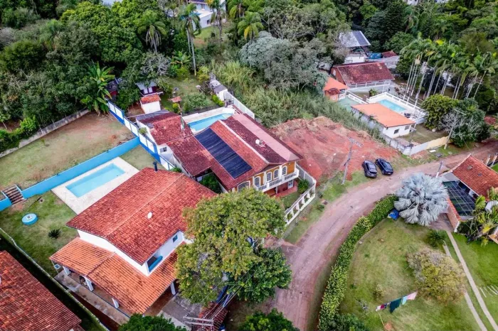Casa com 3 dorm , 1 suíte à Venda, 445,74m² por 1.249.900 - Cond Estância dos Lagos - Atib