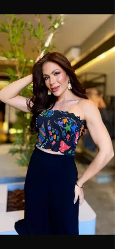 top cropped leli correia