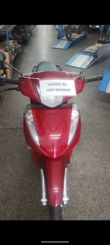 Moto Honda Biz 125 c, vermelha ano 2015 completa, veículo de leilão.