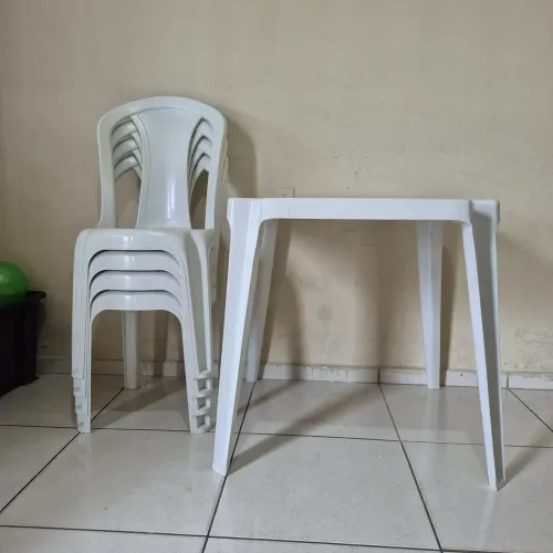 3 meses de plastico com 8 cadeiras
