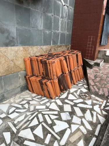 Vendo telhas de Barro usado, em bom estado .