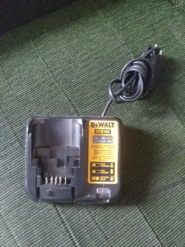 Carregador Dewalt bateria  íons de lítio  DCB107 110V 