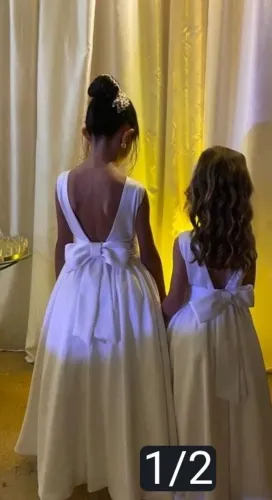 Dois vestidos de dama infantis