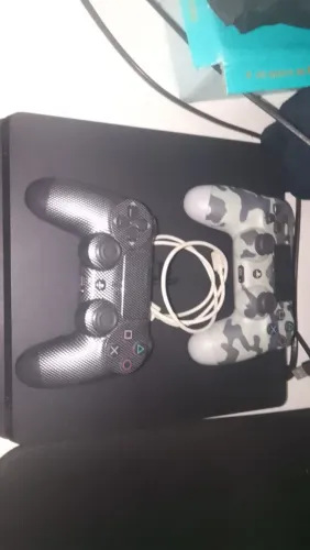 PS4 SILM 1TB + 2 CONTROLES + TV SAMSUNG 40 POLEGADAS