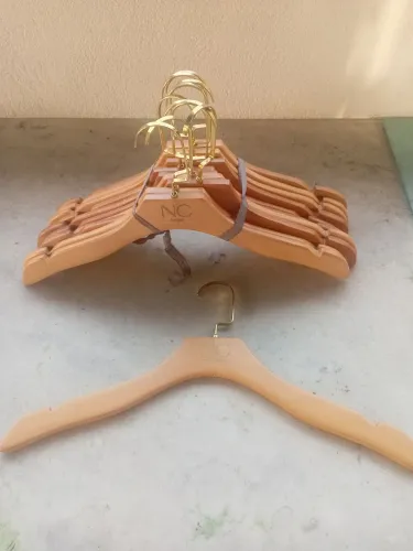 Cabides madeira gancho metal dourado