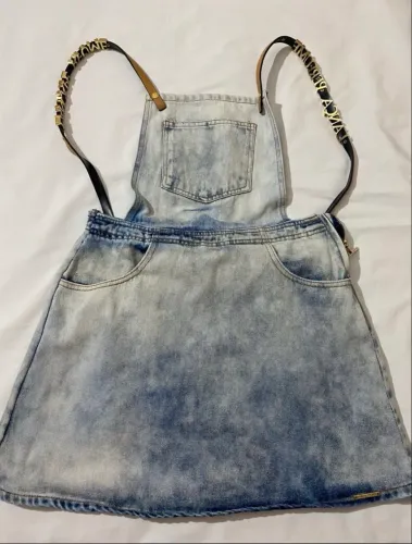Jardineira jeans lança perfume TAM 42