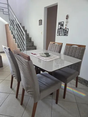 Mesa com 4 cadeiras cinza