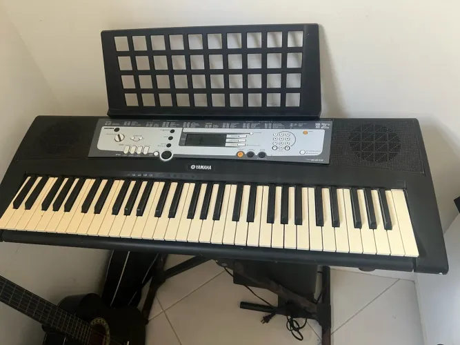 Teclado Yamaha E213 c/ pedestal