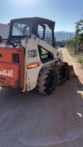 Mini carregadeira Bobcat S130 cabine aberta 