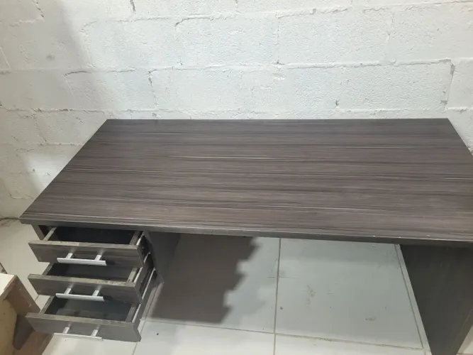 Mesa de escritório com gavetas
