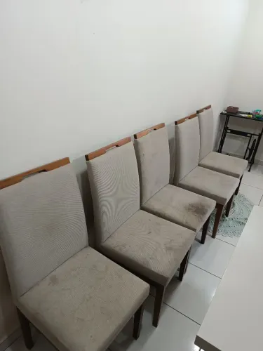 Jogo 5 cadeiras de madeira com revestimento em linho