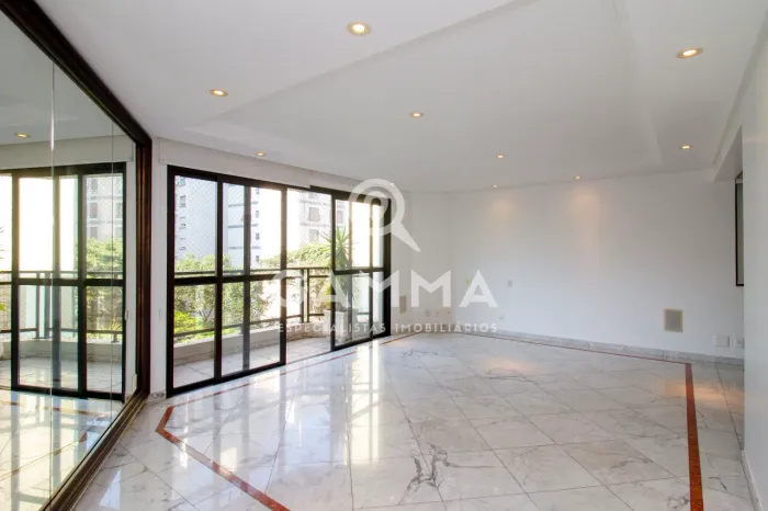 Apartamento a Venda em Higienópolis com 3 suítes, 2 vahas e varanda!