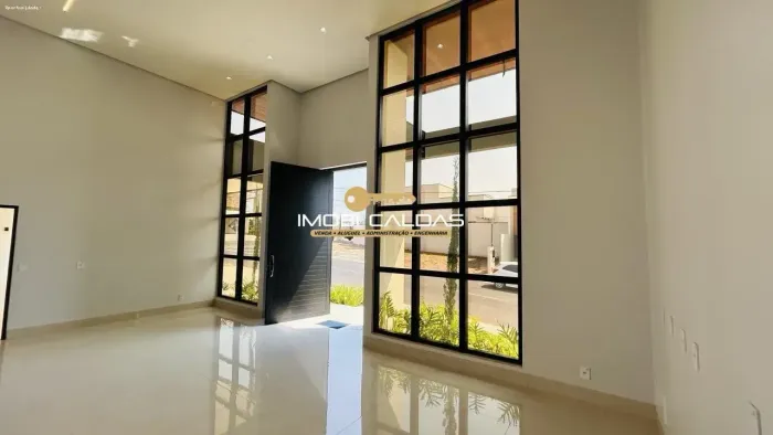 Casa de Altíssimo Padrão à Venda no Cidade das Flores | Caldas Novas