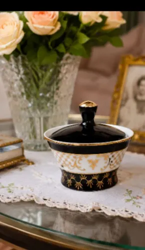 Porcelana Mauá  pote   100 ml frisos de ouro  