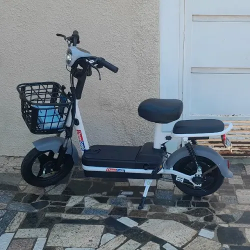 SCOOTER ELETRICA SMART MONTADA PARA RAPIDO DESLOCAMENTO URBANO