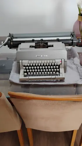 Máquina de escrever Olivetti Linea 98 funcionando 