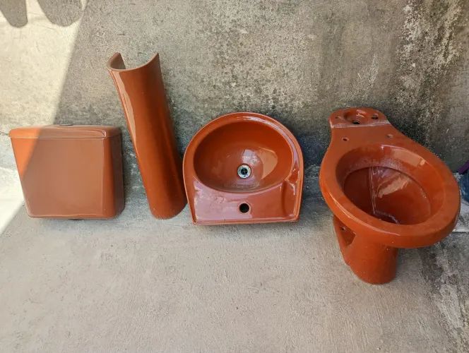 Vende sa um vaso acoplado com pia marrom