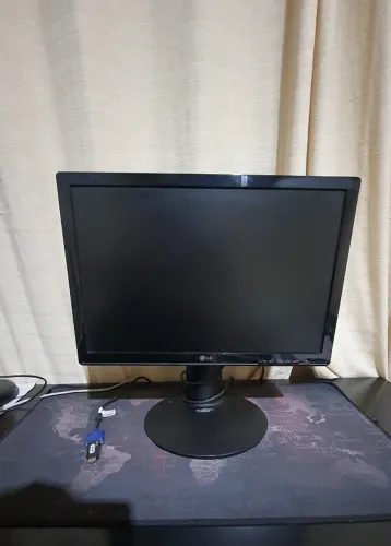 monitor LCD widescreen de 19 polegadas