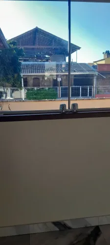 Alugo casa para residência com 3 quartos suíte sala copa cozinha com armarios dispensa.