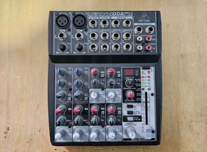 Mesa Behringer XENYX 1002FX (tem conversa)