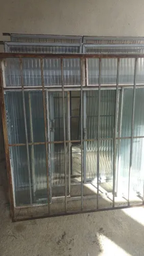 Vende se 3 janelas usadas com grades 