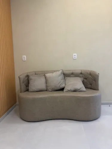 ? SOFÁ ORGÂNICO EM COURO ? NOVO ?