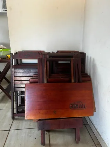 Vendo 10 jogos de mesa de madeira com 4 cadeiras 