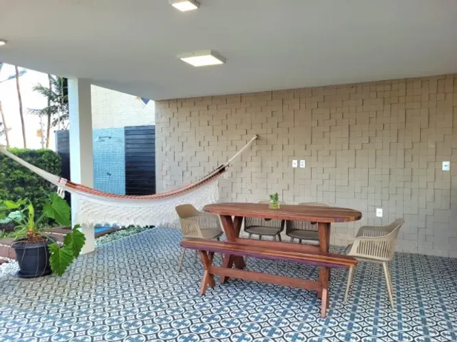 Mesa de madeira em marchetaria com banco