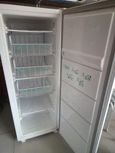 Ótimo freezer vertical a venda 