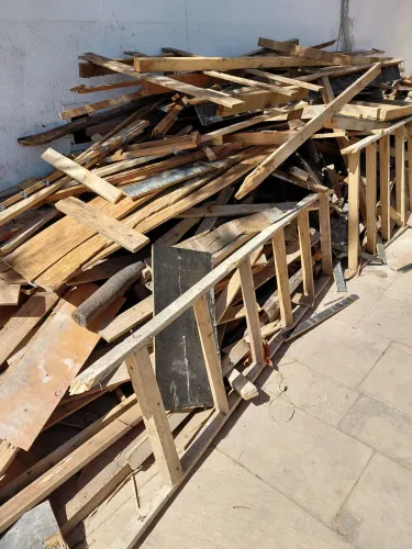 Restos de tábuas e madeira de obra