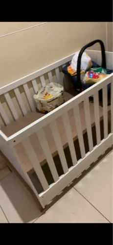 Berço que vira cama semi novo vai com o colchão (colchão novo) preço a negociar
